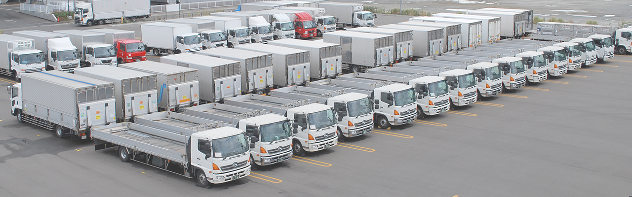 北海道郵便逓送のトラックがたくさん並んでいる様子