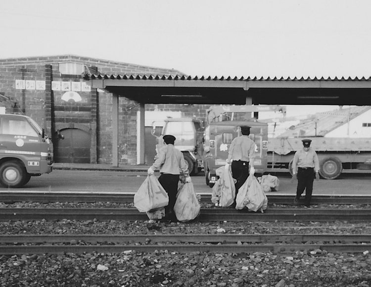 鉄道郵便に荷物を運ぶ社員が写った写真